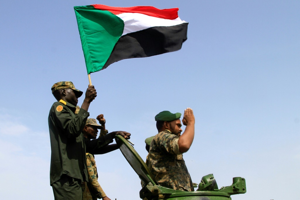 جنود سودانيون خلال الاحتفال بعيد الجيش في ولاية القضارف 14 آب/أغسطس 2023 (ا ف ب)