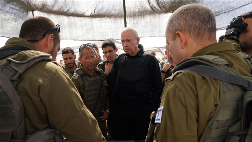 وزير الدفاع الإسرائيلي يوآف غالانت مع قواته على حدود غزة (الأناضول)