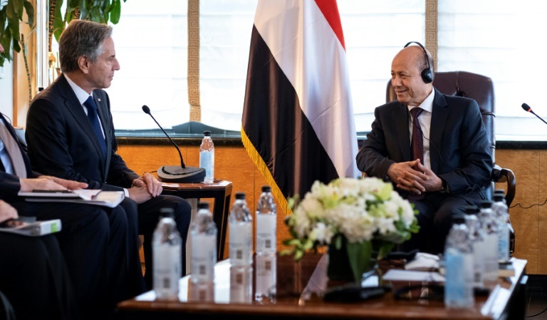 الرئيس الدكتور رشاد محمد العليمي رئيس مجلس القيادة الرئاسي اليمني مع وزير الخارجية الامريكي (ا ف ب)