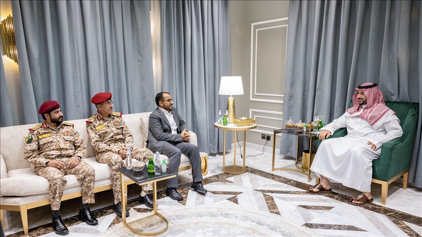 جانب من اللقاء بين وزير الدفاع السعودي الأمير خالد بن سلمان ووفد جماعة الحوثي (واس)