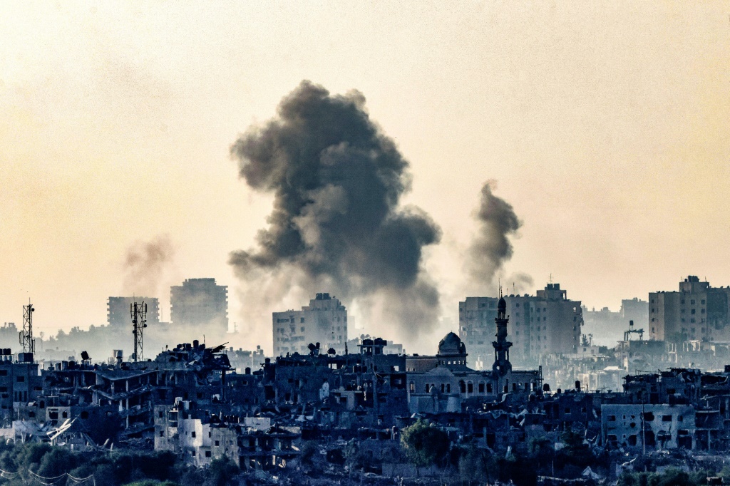الدخان يتصاعد في شمال قطاع غزة في 25 تشرين الأول/أكتوبر 2023، في صورة التقطت من مدينة سديروت الإسرائيلية (ا ف ب)