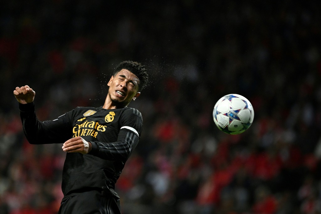 لاعب وسط ريال مدريد الانكليزي جود بيلينغهام يسدد كرة رأسية خلال مباراة فريقه ضد براغا البرتغالي في دوري ابطال اوروبا. 24 تشرين الاول/اكتوبر 2023 (ا ف ب)