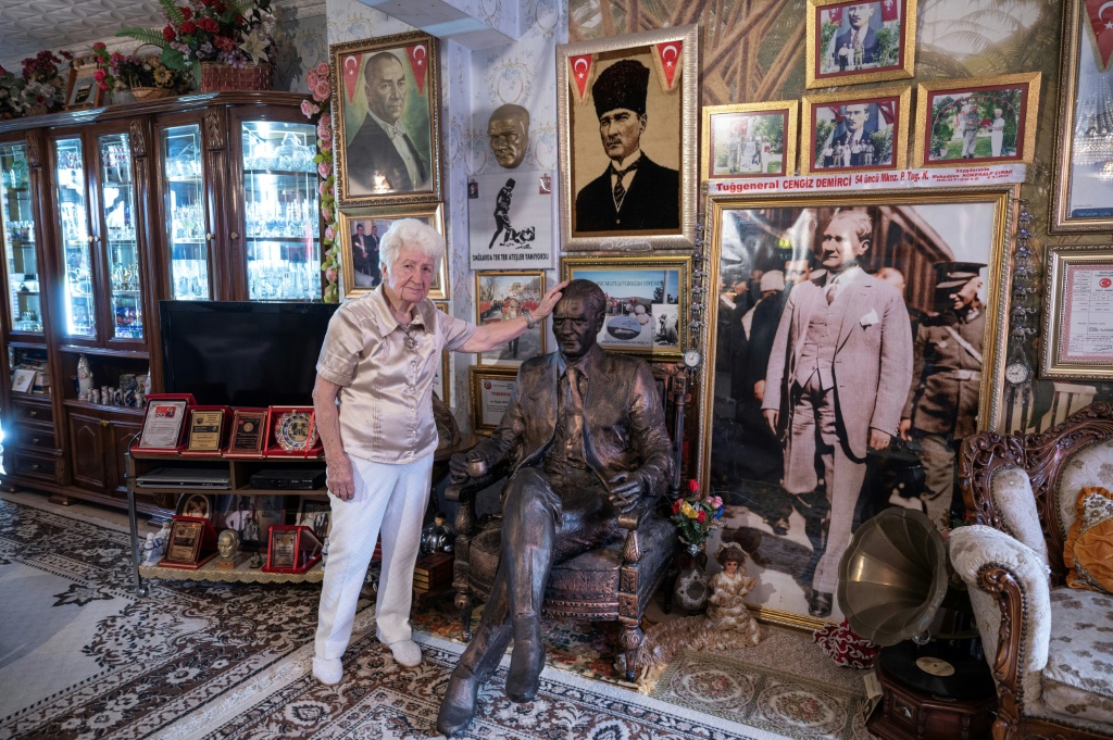 مقدس كوكيرالب تشيراك (85 عامًا) معجبة بشخصية مؤسس الجمهورية التركية مصطفى كمال أتاتورك في منزلها المكرّس لذكراه في أدرنة في غرب تركيا في 25 تشرين الأول/أكتوبر 2023 (ا ف ب)