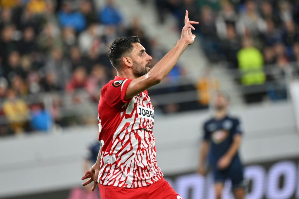 الإيطالي فينتشينزو غريفو مهاجم فرايبرغ الالماني يشير إلى ثلاثيته في مرمى باتشكا توبولا الصربي على ملعب تي أس سي أرينا في 26 تشرين الأول/أكتوبر 2023 (ا ف ب)