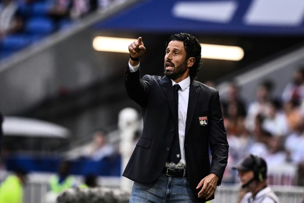 مدرب ليون الإيطالي فابيو غروسو خلال المباراة ضد لوريان في ملعب غروباما في الدوري الفرنسي في الثامن من تشرين الاول/أكتوبر 2023 (ا ف ب)