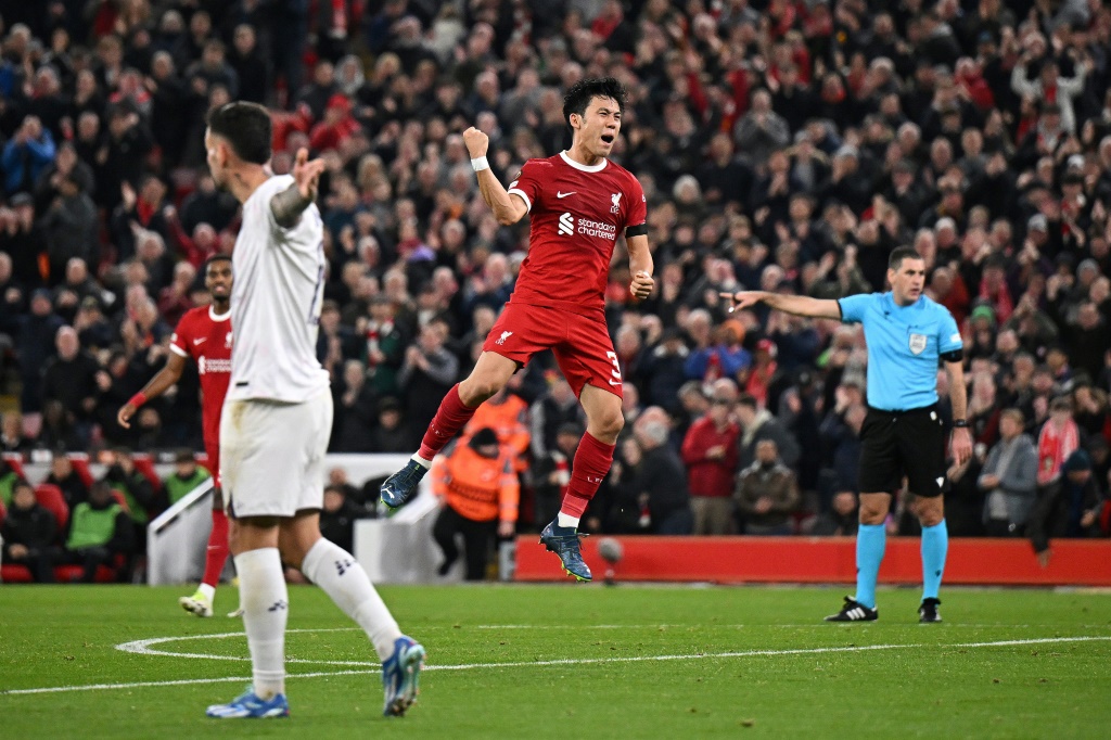 واتارو إندو يحتفل بتسجيله هدف ليفربول الأول (ا ف ب)