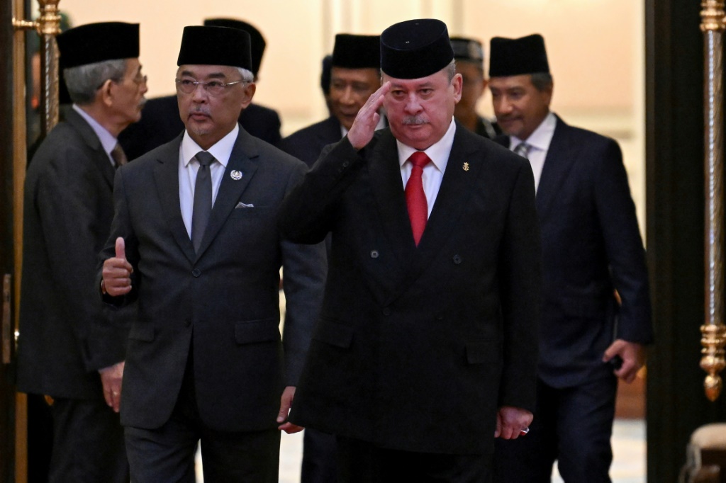 ملك ماليزيا السلطان عبد الله سلطان أحمد شاه (الثاني من اليسار) والسلطان إبراهيم سلطان اسكندر من جوهور (الثاني من اليمين) يسيران معًا بعد انتخاب الملك الماليزي القادم (أ ف ب)   