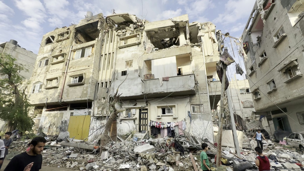 إن عدم القدرة على الوصول إلى غزة يجبر معظم وسائل الإعلام على تغطية الصراع من مسافة بعيدة (أ ف ب)