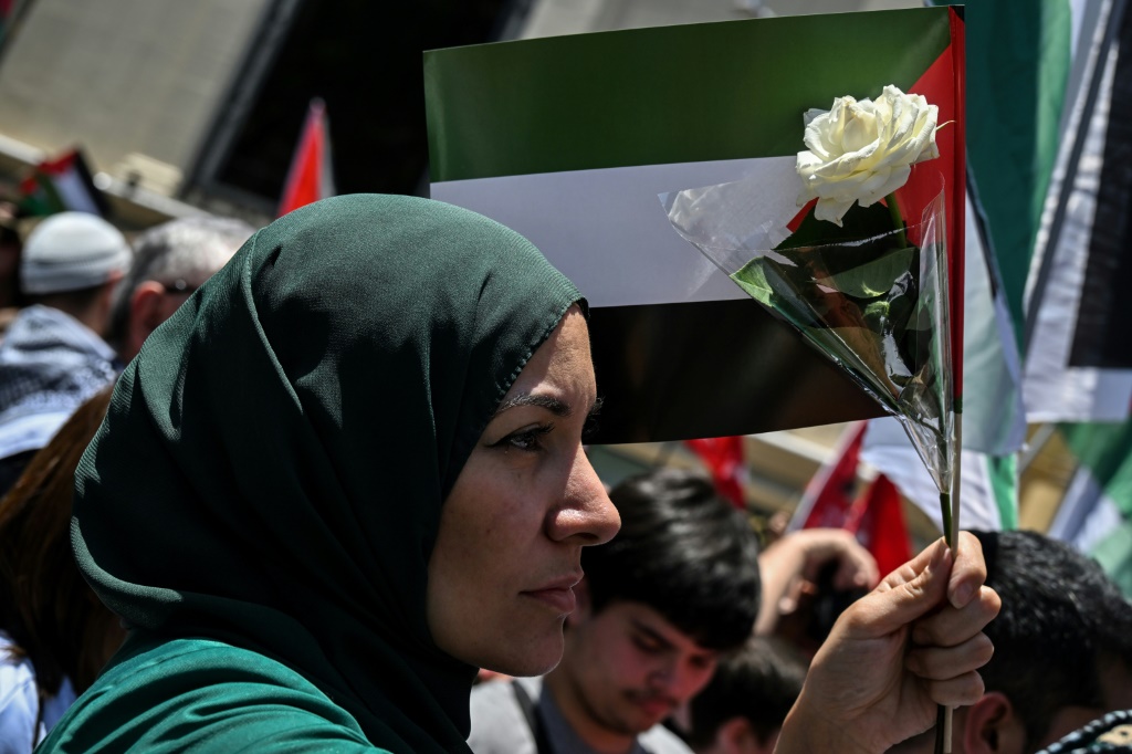  امرأة تشارك في تظاهرة مناهضة للقصف الإسرائيلي لقطاع غزة في 22 تشرين الأول/أكتوبر 2023 في ساو باولو في البرازيل (أ ف ب)   