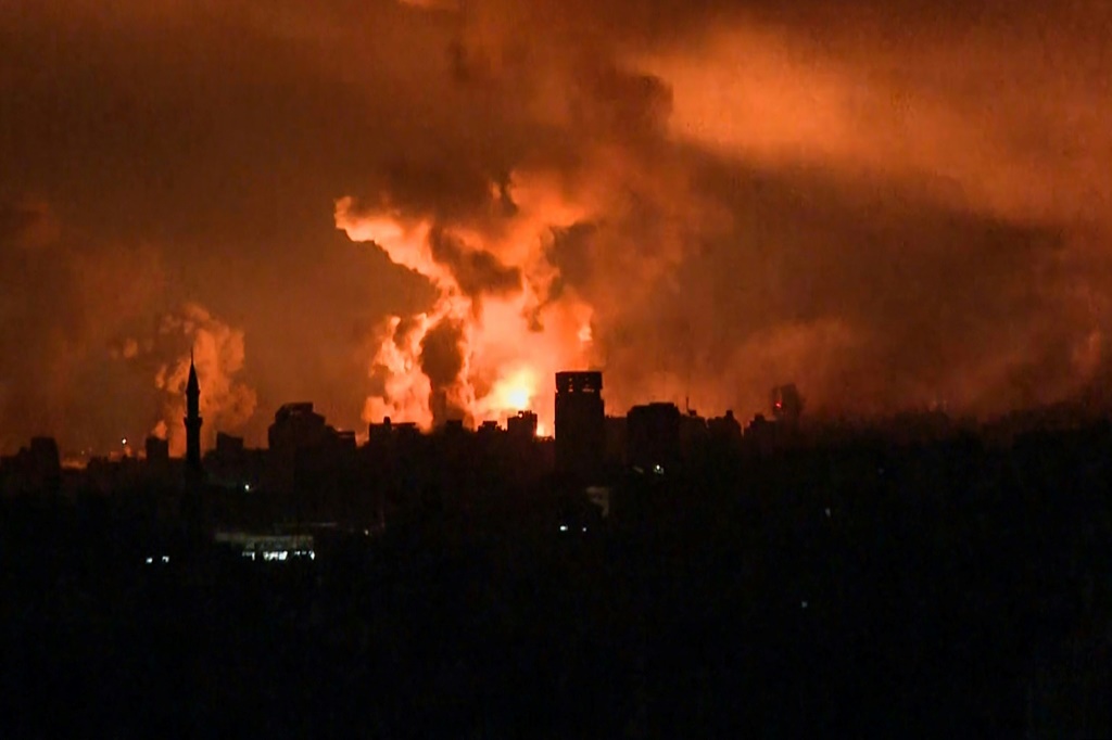 صورة من تلفزيون وكالة فرانس برس تظهر الكرات النارية في مدينة غزة خلال الغارات الإسرائيلية (ا ف ب)
