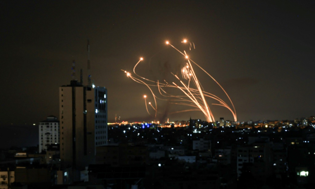 في اليوم الأول، تعرض نظام القبة الحديدية الإسرائيلي المضاد للصواريخ للقصف بسبب العدد الهائل من الصواريخ التي تم إطلاقها من غزة (ا ف ب)