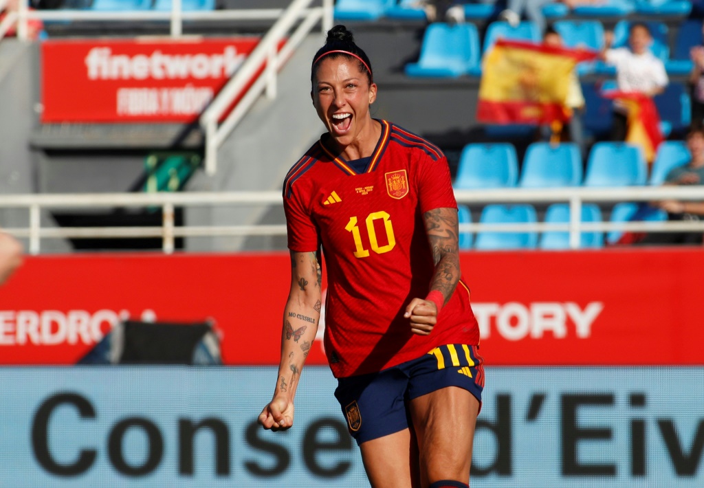 اللاعبة جيني هيرموسو تُسجّل هدفًا في مشاركتها الاولى مع منتخب إسبانيا للسيدات منذ كأس العالم للسيدات في كرة القدم (ا ف ب)