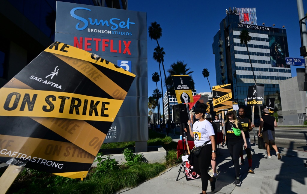 يعد الإضراب المطول لممثلي هوليوود من بين الاضطرابات العمالية التي ضربت الاقتصاد الأمريكي هذا العام (أ ف ب)   