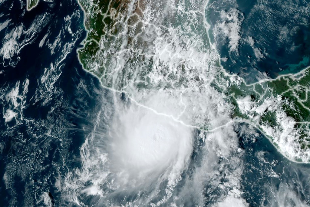 صورة من الإدارة الوطنية الأمريكية للمحيطات والغلاف الجوي تظهر إعصار أوتيس يقترب من ساحل جنوب المحيط الهادئ في المكسيك (أ ف ب)   