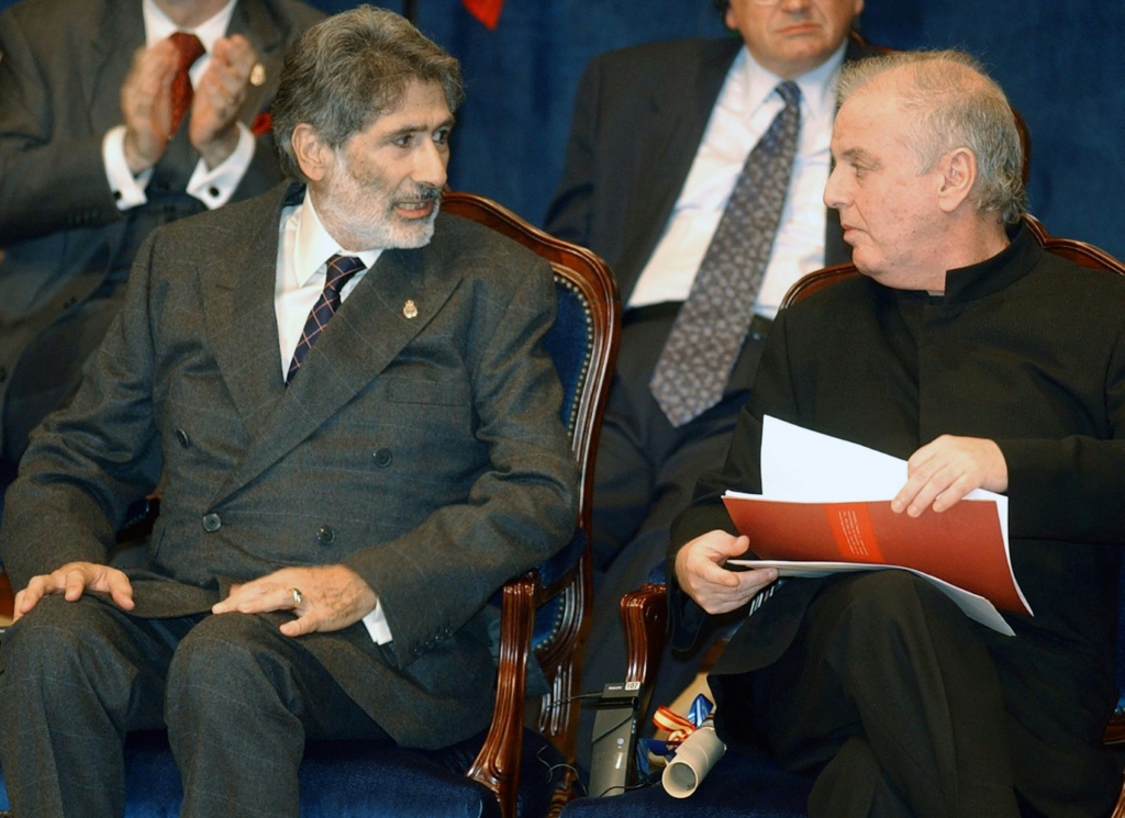 المفكر الفلسطيني إدوارد سعيد وقائد الأوركسترا الإسرائيلي الأرجنتيني دانييل بارنبويم في مسرح كامبوامور في مدينة أوفييدو الإسبانية في 25 تشرين الأول/أكتوبر 2002 (ا ف ب)