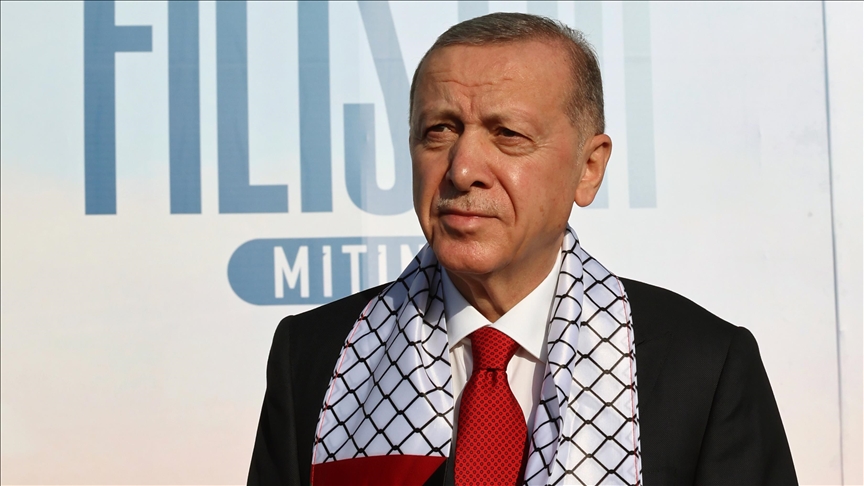 أردوغان بالكوفية الفلسطينية (الأناضول)