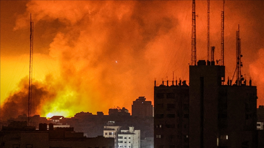 غزة عاشت محرقة حقيقية، تحول الليل إلى نهار مرعب. السماء توشحت باللون البرتقالي، قنابل الفسفور في كل مكان (الأناضول)