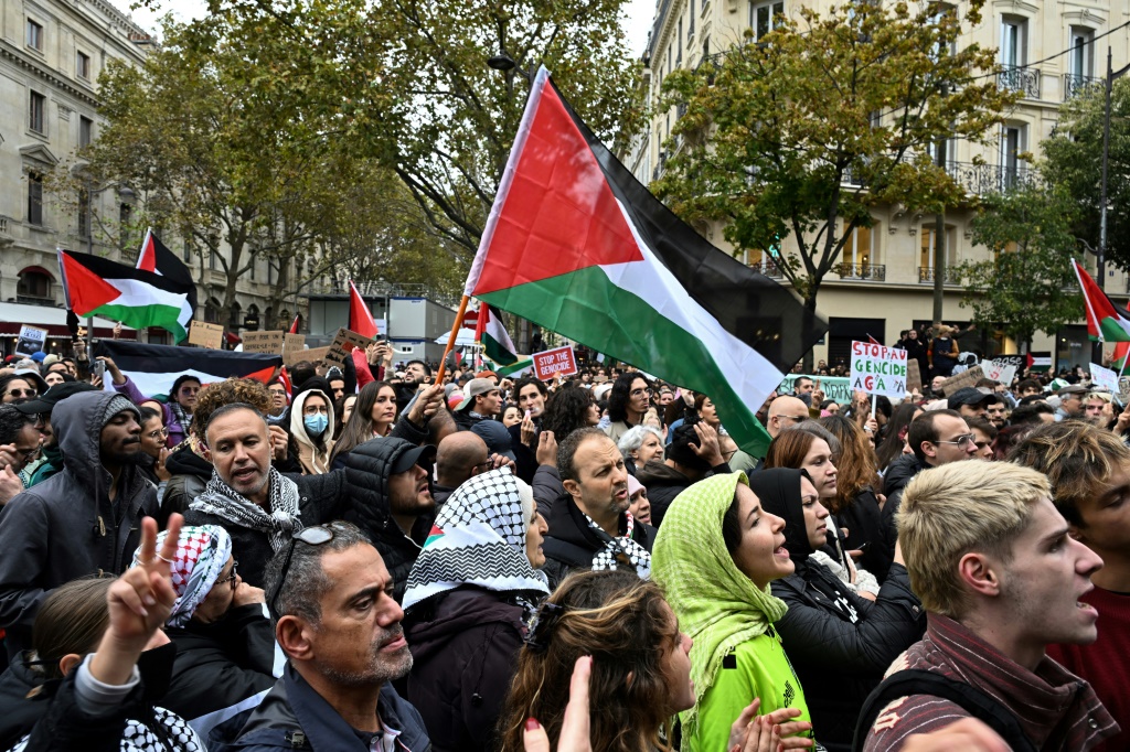 جانب من تظاهرة لدعم الفلسطينيين في وسط باريس في 28 تشرين الأول/أكتوبر 2023 (ا ف ب)