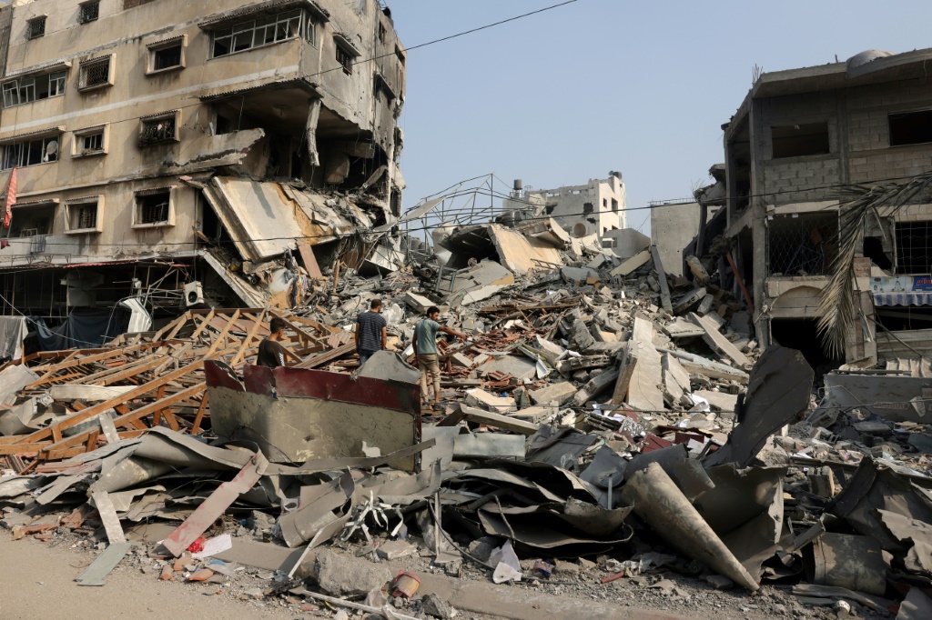 بحث بين انقاض مبنى دمرته الضربات الاسرائيلية في مدينة غزة في 28 تشرين الاول/اكتوبر 2023 (ا ف ب)