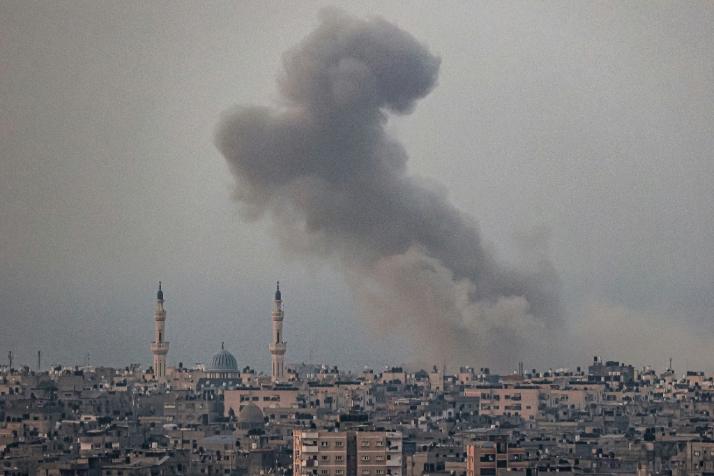 قصفت إسرائيل قطاع غزة الذي تسيطر عليه حماس بمزيد من الهجمات الجوية والبرية يوم الأحد في حملة عسكرية متصاعدة فيما حذرت الأمم المتحدة من أن النظام المدني "بدأ في الانهيار" في الأراضي الفلسطينية المحاصرة. (أ ف ب)  &nbsp;