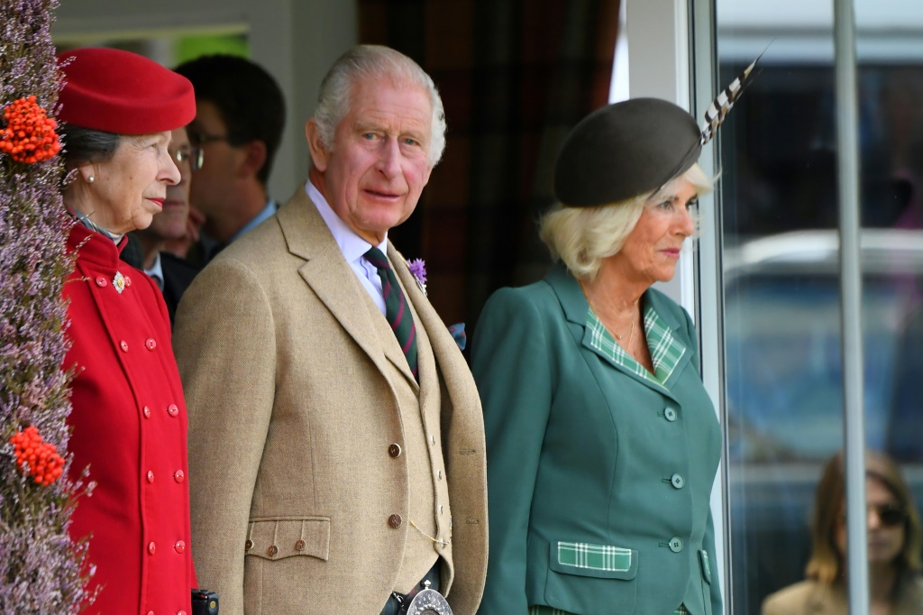 ملك بريطانيا تشارلز الثالث (وسط) مع زوجته كاميلا (يمين) والأميرة آن (يسار) يحضرون حفلا في بريمر بوسط اسكتلندا في 2 أيلول/سبتمبر 2023 (ا ف ب)