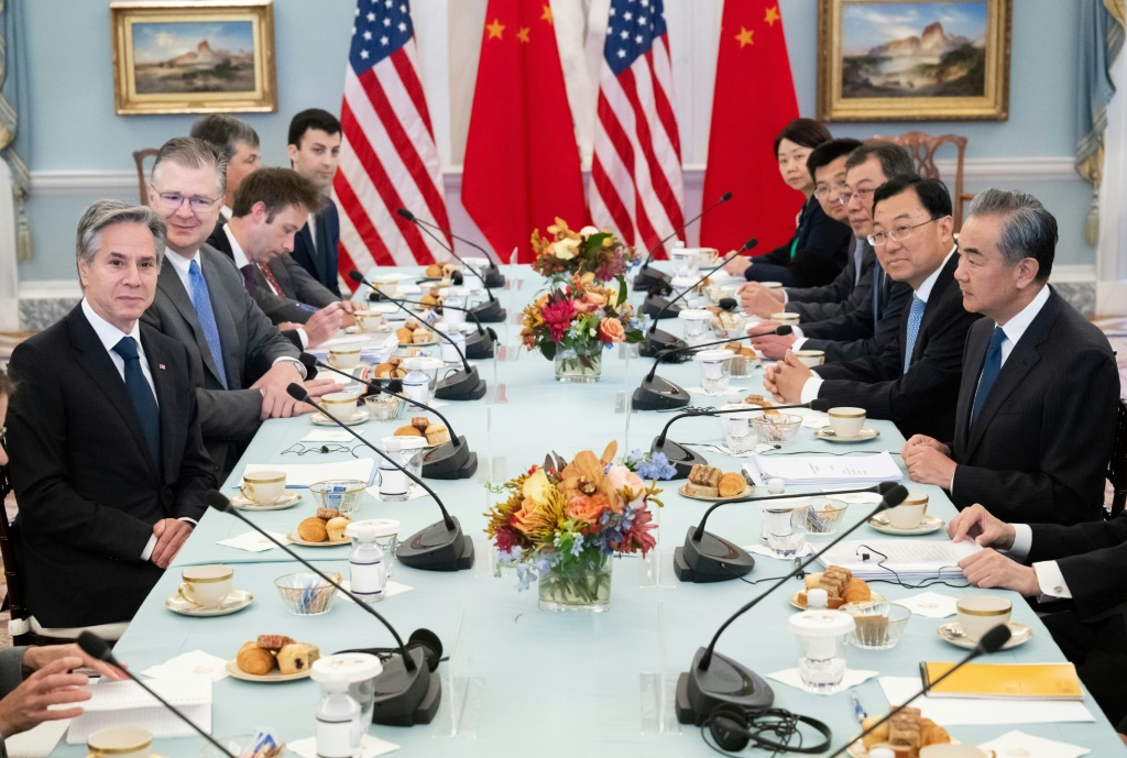 وزير الخارجية الاميركي انتوني بلينكن ونظيره الصيني وانغ يي خلال لقائهما في واشنطن في 27 تشرين الاول/اكتوبر 2023 (ا ف ب)