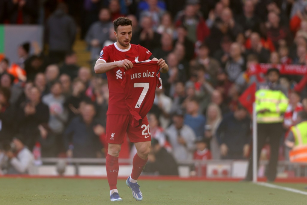 البرتغالي ديوغو جوتا يحمل قميص زميله الكولومبي لويس دياس بعد تسجيله لليفربول في مرمى ضيفه نوتنغهام فورست في الدوري الانكليزي لكرة القدم. ليفربول، شمال غرب انكلترا، في 29 تشرين الأول/اكتوبر 2023 (ا ف ب)