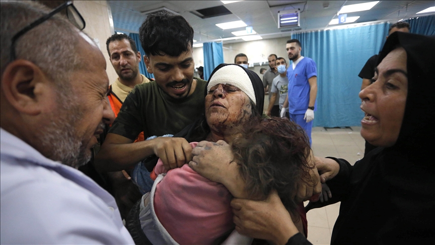 القصف الاسرائيلي الوحشي طال البشر والحجر والشجر (الأناضول)