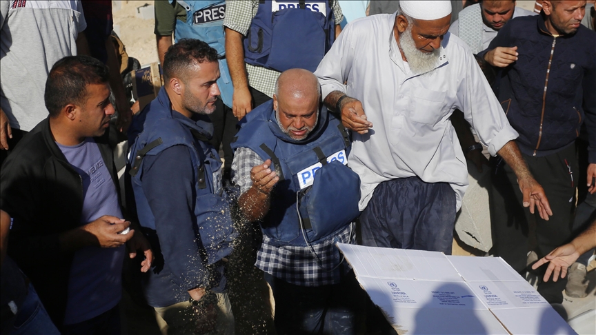 الصحفي الفلسطيني وائل الدحدوح، مراسل شبكة "الجزيرة" الفضائية في جنازة أسرته (الأناضول)