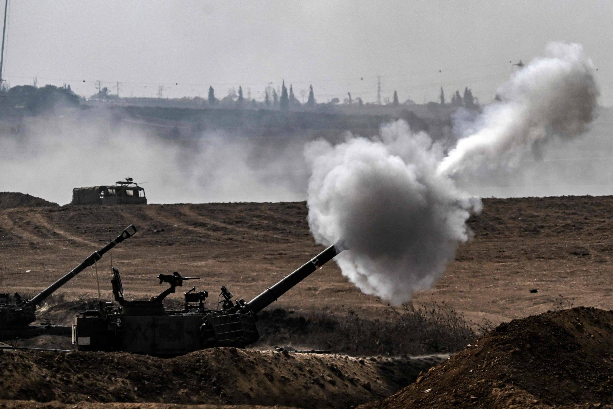 مدفعية الجيش الإسرائيلي تطلق قذائف صوب قطاع غزة (أ.ف.ب)