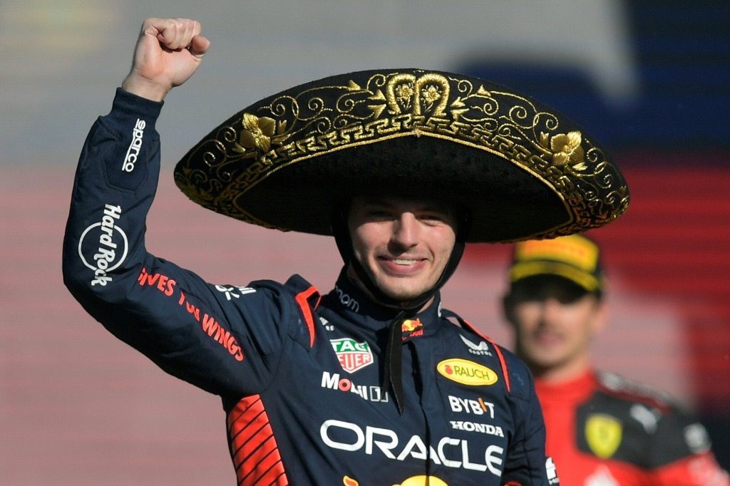 سائق ريد بول الهولندي ماكس فيرستابن يحتفل بفوزه بجائزة المكسيك الكبرى على حلبة الشقيقين هيرمانوس رودريغيس في مكسيكو في 29 تشرين الأول/أكتوبر 2023 (ا ف ب)