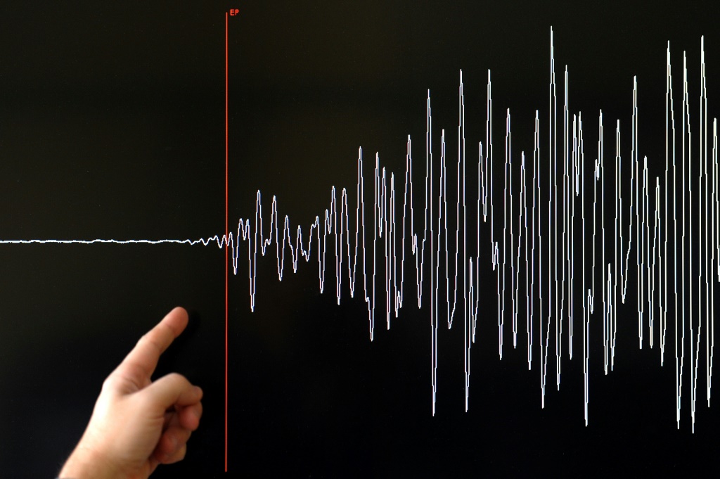 أفادت هيئة المسح الجيولوجي الأمريكية، بأن الزلزال وقع على عمق 35 كيلومترا (أ ف ب)