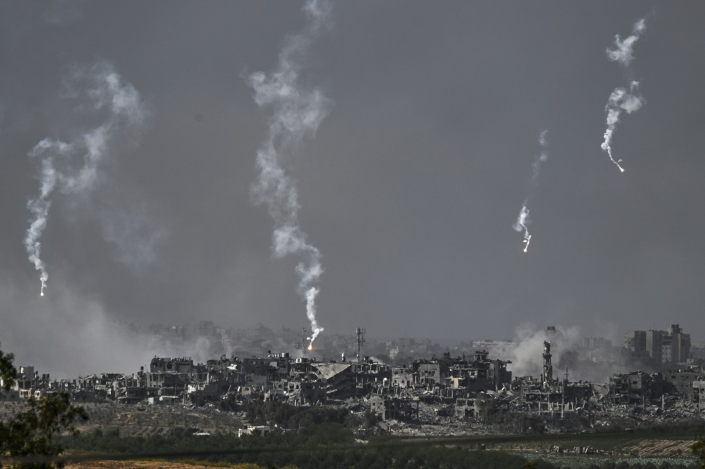 صورة ملتقطة من مدينة سديروت في جنوب إسرائيل وتظهر قصفا على قطاع غزة في 30 تشرين الأول/أكتوبر 2023 (ا ف ب)