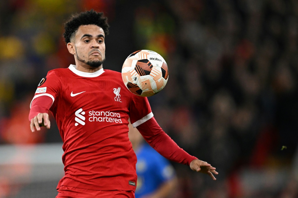 جناح ليفربول الانكليزي الدولي الكولومبي لويس دياس خلال المباراة ضد اونيون سان جيلواز البلجيكي في الجولة الثانية من دور المجموعات لمسابقة الدوري الاوروبي "يوروبا ليغ" في الخامس من تشرين الأول/أكتوبر 2023 (ا ف ب)