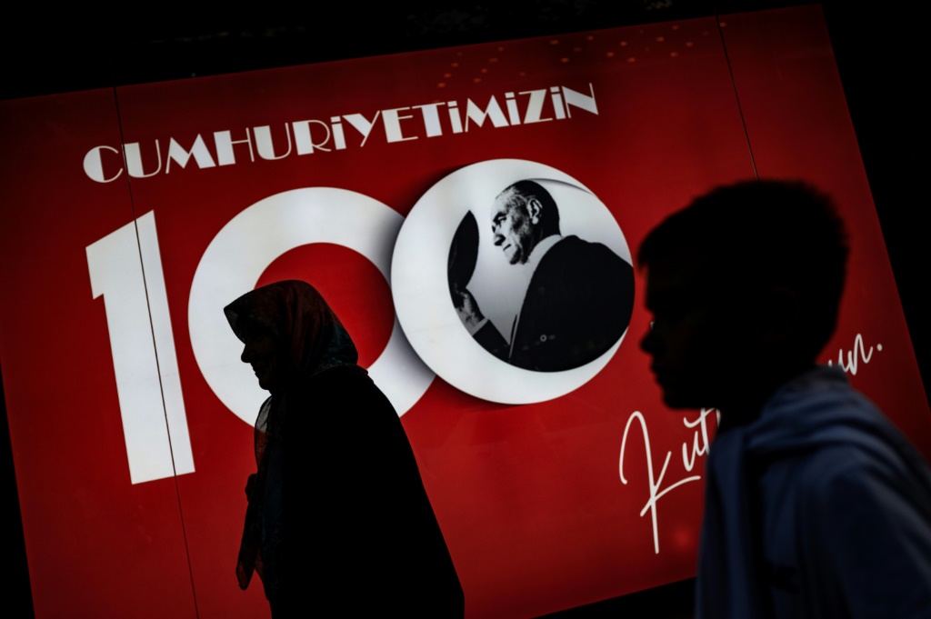 مارة أمام لافتة تحتفل بمئوية الجمهورية التركية ومؤسسها مصطفى كمال أتاتور في أدرنة بغرب تركيا في 26 تشرين الأول/أكتوبر 2023 (ا ف ب)