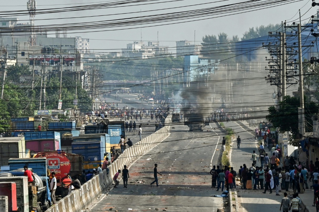 شاحنة أحرقها محتجون من العاملين في قطاع صناعة الملابس في شافيبور بتاريخ 31 تشرين الأول/أكتوبر 2023 (ا ف ب)