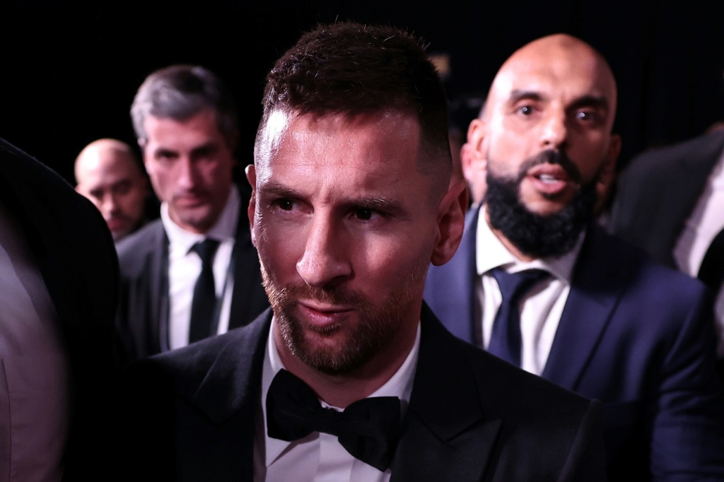 النجم الأرجنتيني ليونيل ميسي (وسط) خلال مغادرته حفل جوائز الكرة الذهبية لأفضل لاعب. باريس في 30 تشرين الأول/أكتوبر 2023 (ا ف ب)