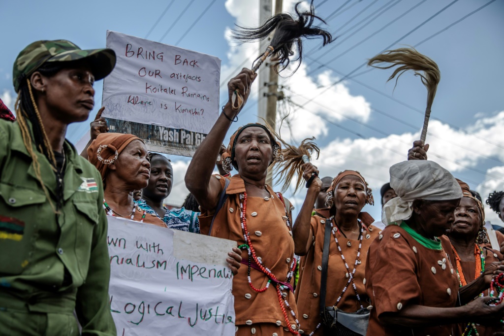 ناشطات في مجال حقوق الإنسان خلال تظاهرة ضد زيارة الملك تشارلز الثالث إلى كينيا، في 30 تشرين الأول/أكتوبر 2023 في نيروبي (ا ف ب)