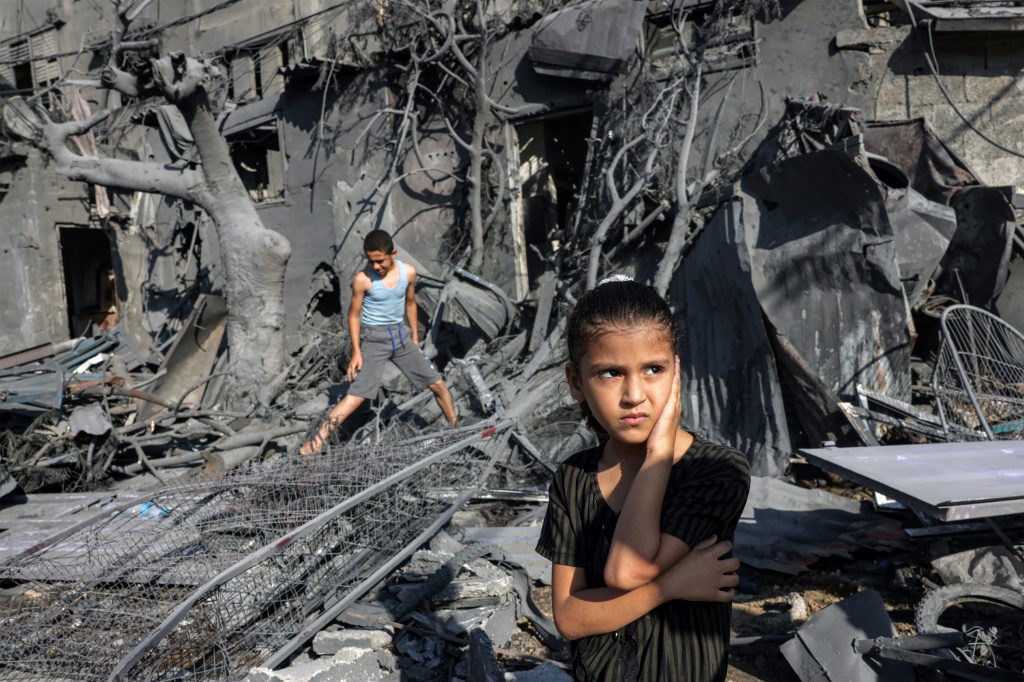 مبان مدمرة في غرب مدينة غزة مع استمرار المعارك بين إسرائيل وحماس للأسبوع الرابع (أ ف ب)   