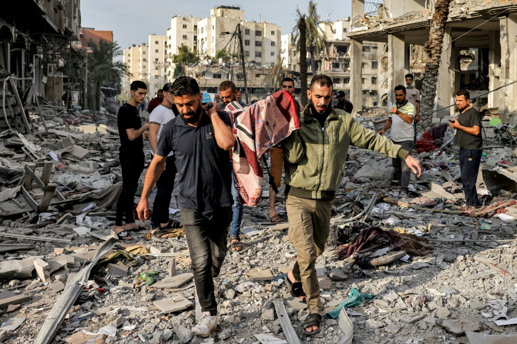 منذ 25 يوما يشن الجيش الإسرائيلي حربا مدمرة على قطاع غزة، دمر خلالها أحياء مدنية بالكامل ما تسبب بوضع إنساني كارثي (ا ف ب)