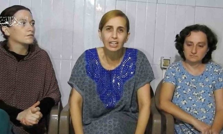 مقطع فيديو بثته حماس لـ3 من الأسيرات الإسرائيليات لديها (مواقع تواصل)