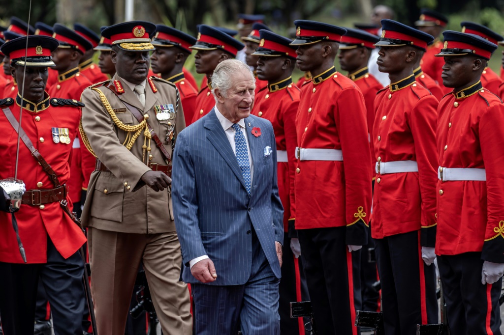 الملك تشارلز الثالث خلال مراسم استقباله في مقر الرئاسة في نيروبي في 31 تشرين الأول/أكتوبر 2023 (ا ف ب)