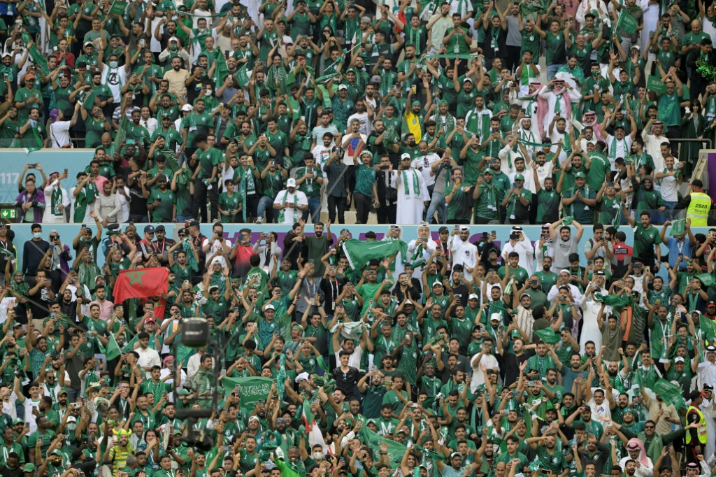 مشجعون سعوديون خلال مواجهة بلادهم مع الأرجنتين في مونديال قطر 2022 (ا ف ب)