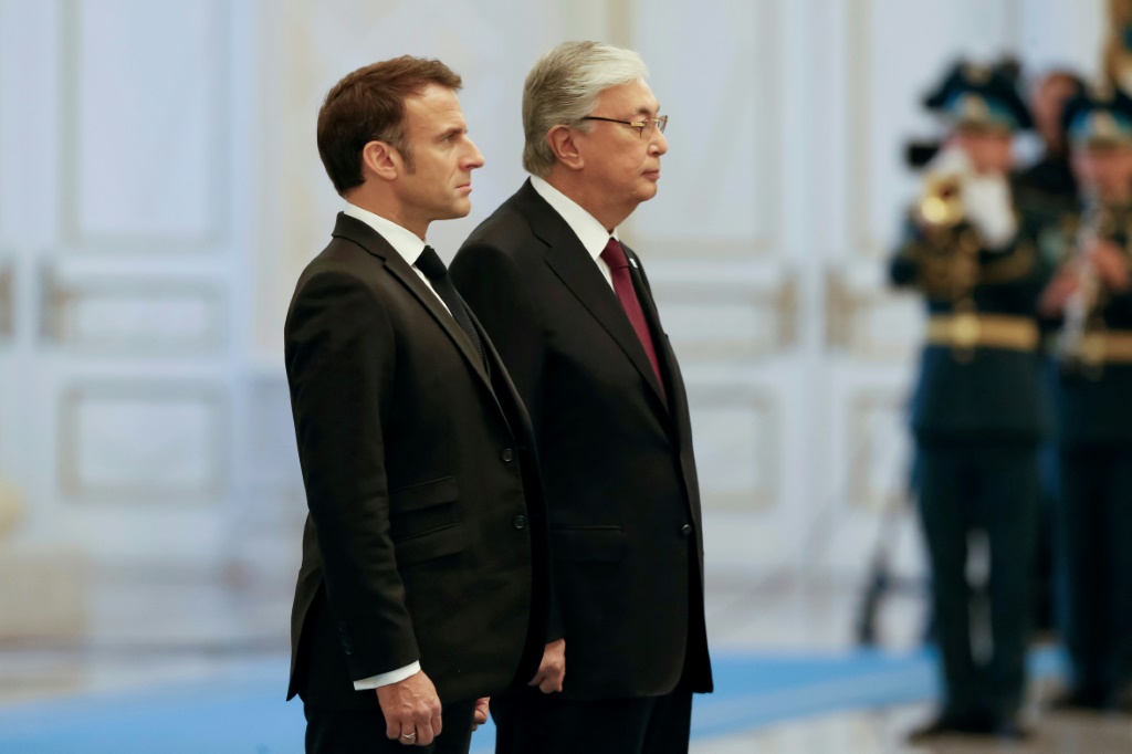 الرئيس الفرنسي إيمانويل ماكرون (يسار) بحانب رئيس كازاخستان قاسم جومارت توكاييف (يمين) في أستانا الأربعاء 1 تشرين الثاني/نوفمبر 2023 (ا ف ب)