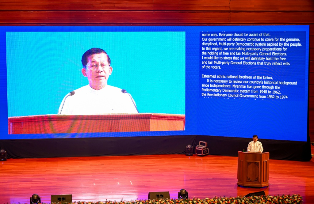 رئيس المجلس العسكري البورمي مين أونغ هلاينغ يلقي خطابا خلال حفل لإحياء ذكرى التوقيع على اتفاق وقف إطلاق النار على مستوى البلاد في نايبيداو بتاريخ 15 تشرين الأول/أكتوبر 2023 (ا ف ب)