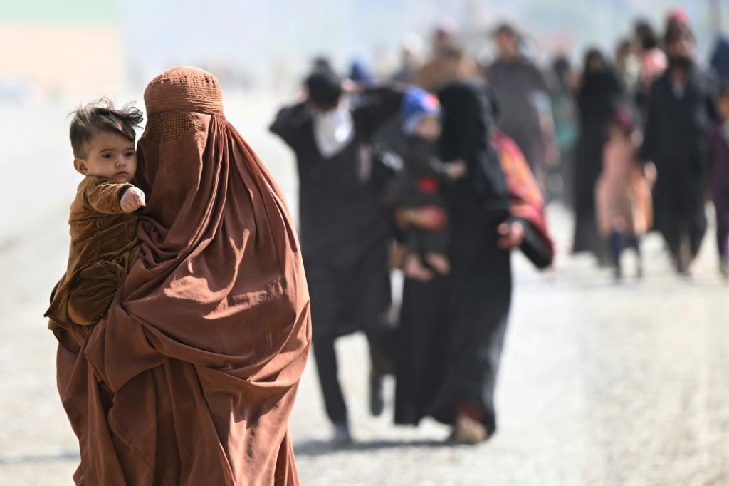 عائلات أفغانية لاجئة تصل سيراً على الأقدام لعبور حدود تورخام الباكستانية الأفغانية في الثاين من تشرين الثاني/نوفمبر 2023 (أ ف ب)   