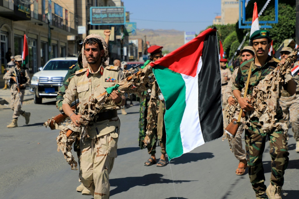 قوات الحوثيين في اليمن ترفع الأعلام الفلسطينية أثناء استعراض تضامني مع الفلسطينيين في 15 أكتوبر 2023 في صنعاء (أ ف ب)