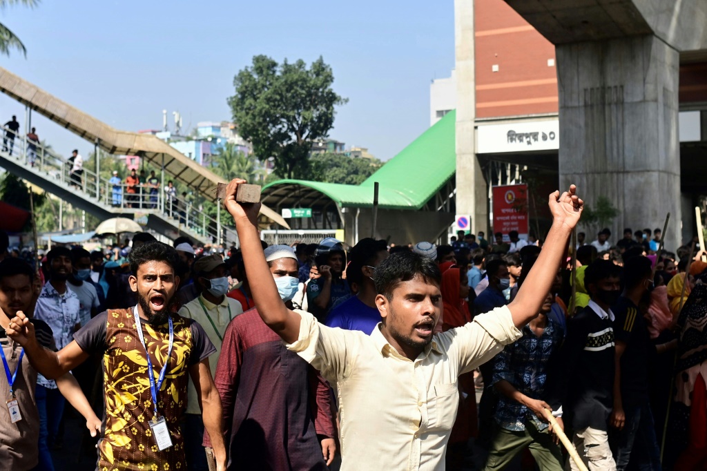أغلقت مئات مصانع الملابس في بنجلاديش أبوابها، بعد أن نظم آلاف العمال احتجاجات عنيفة للمطالبة بزيادة أجورهم إلى ثلاثة أضعاف. (أ ف ب)   