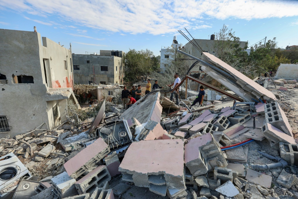 فلسطينيون يتفقدون الدمار الذي حل بمنزل نائب رئيس حركة حماس صالح العاروري في قرية عارورة شمال رام الله في الضفة الغربية المحتلة بعد أن هدمه الجيش الإسرائيلي بالمتفجرات في 31 تشرين الأول/أكتوبر 2023 (ا ف ب)