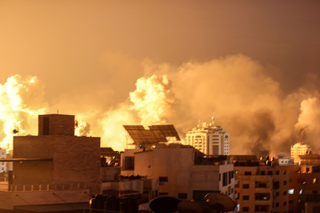 الاحتلال الإسرائيلي يكثف غاراته على غزة (الأناضول)